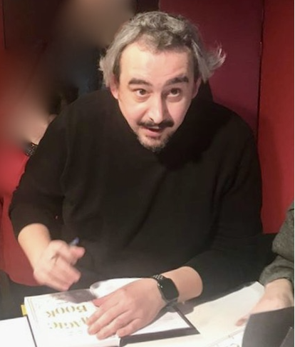 Raúl firmando en evento